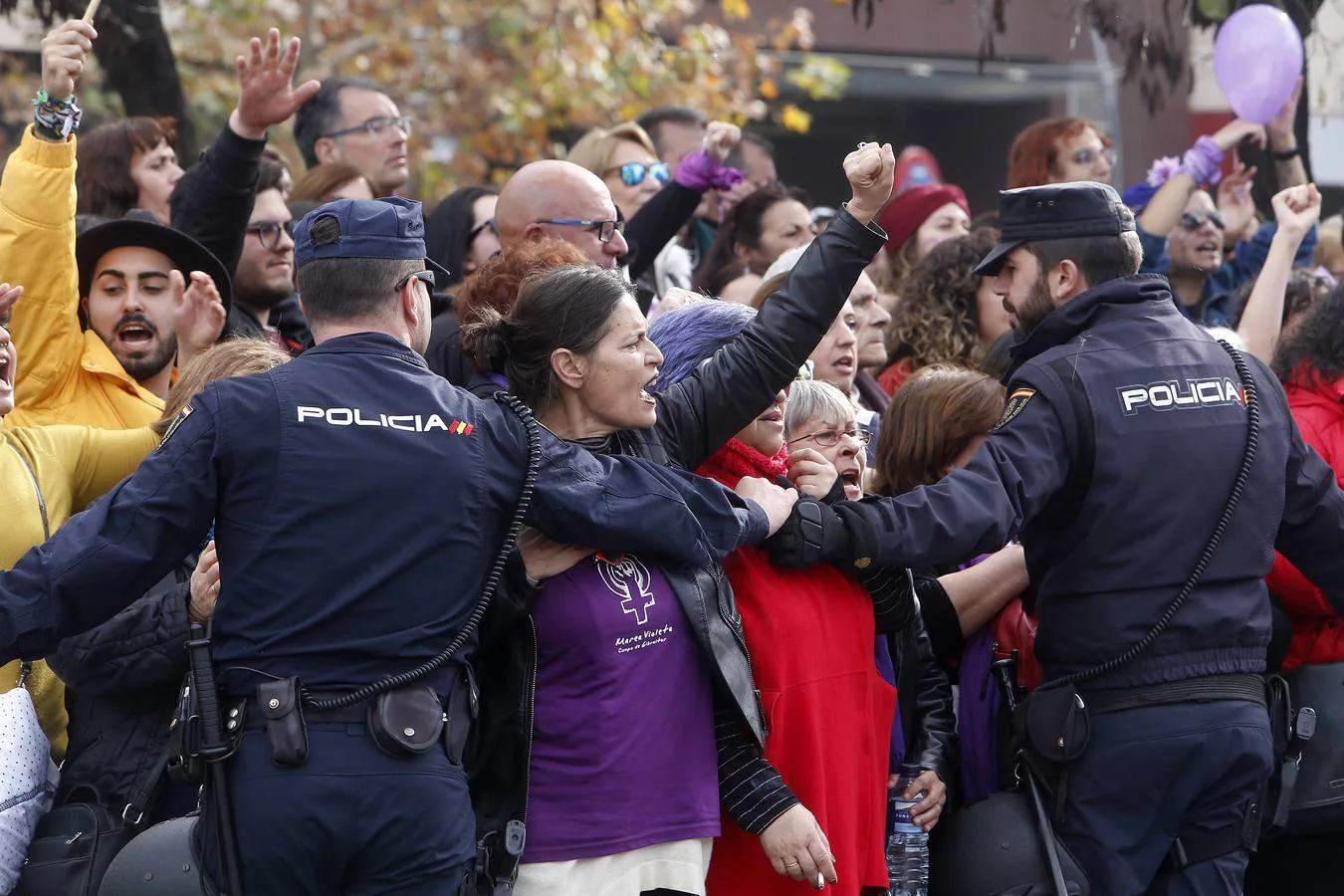 Ambiente caldeado a las puertas del Parlamento andaluz: «Nuestros derechos no se negocian»